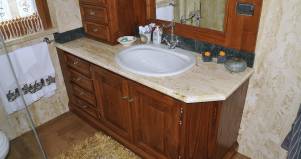 Mobile-bagno-in legno classico-travertino dorato design esclusivo